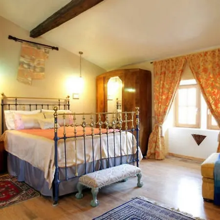 Maison De Textile Bed & Breakfast
